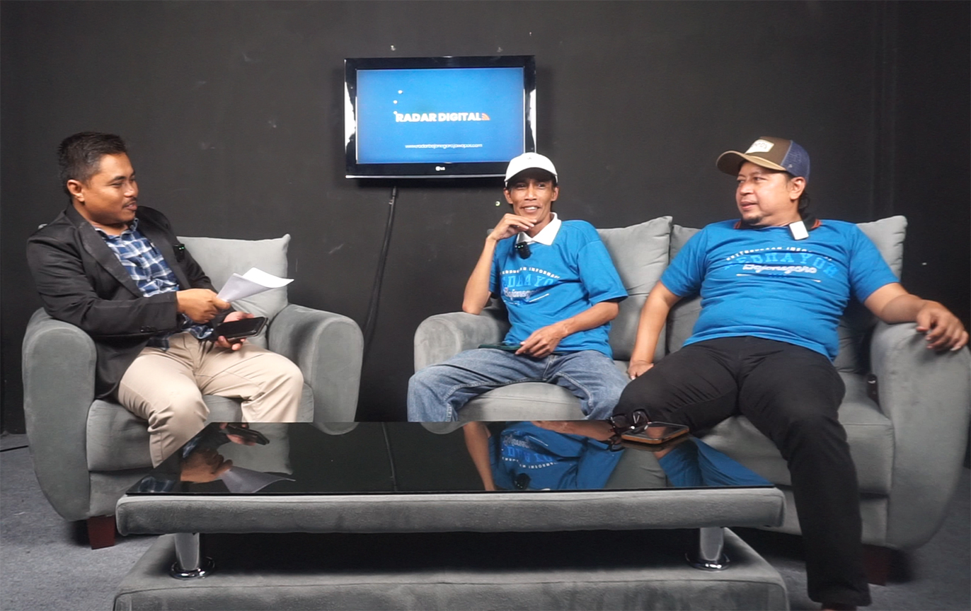 KETERBUKAAN INFORMASI: Komisioner Komisi Informasi Jawa Timur saat podcast di studio Radar Bojonegoro membahas persiapan KI Awards 2025 kemarin (28/11).