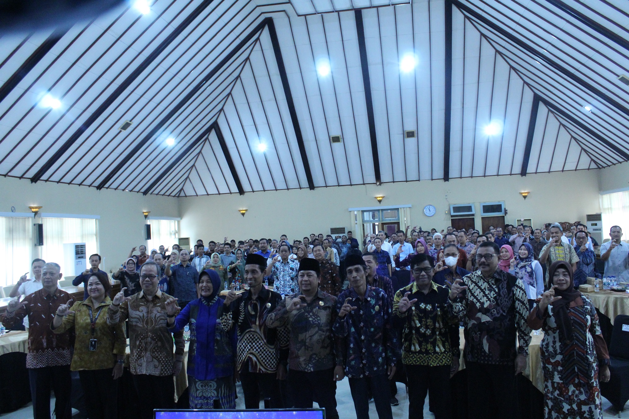 MEDHAYOH KIP: Direktur Informasi Publik Dirjen Komdigi Nursodik Gunarjo, Perwakilan Dinkominfo Jatim, Wakil Bupati Bojonegoro Nurul Azizah, serta Komisioner KI Jatim foto bersama.