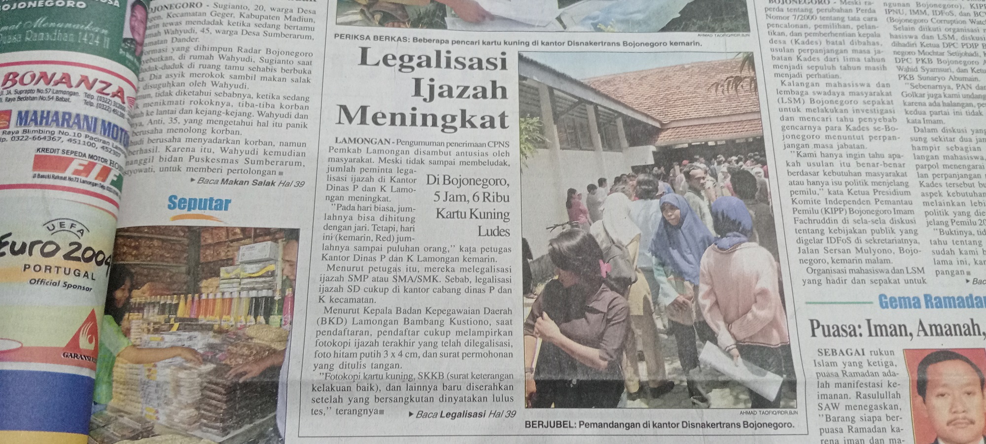 ANTRE: Antrean panjang permintaan kartu kuning atau AK-1 jelang pendaftaran CPNS 2003 untuk persyaratan rekrutmen CPNS saat itu.