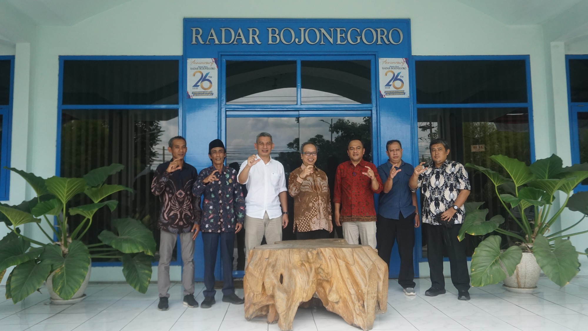 KUNJUNGAN: Direktur Informasi Publik Dirjen Komdigi Nursodik Gunarjo (tengah) foto bersama dengan Direktur Radar Bojonegoro Bachtiar Febrianto (tiga dari kiri), serta Komisioner KI Jatim Sholehudin.
