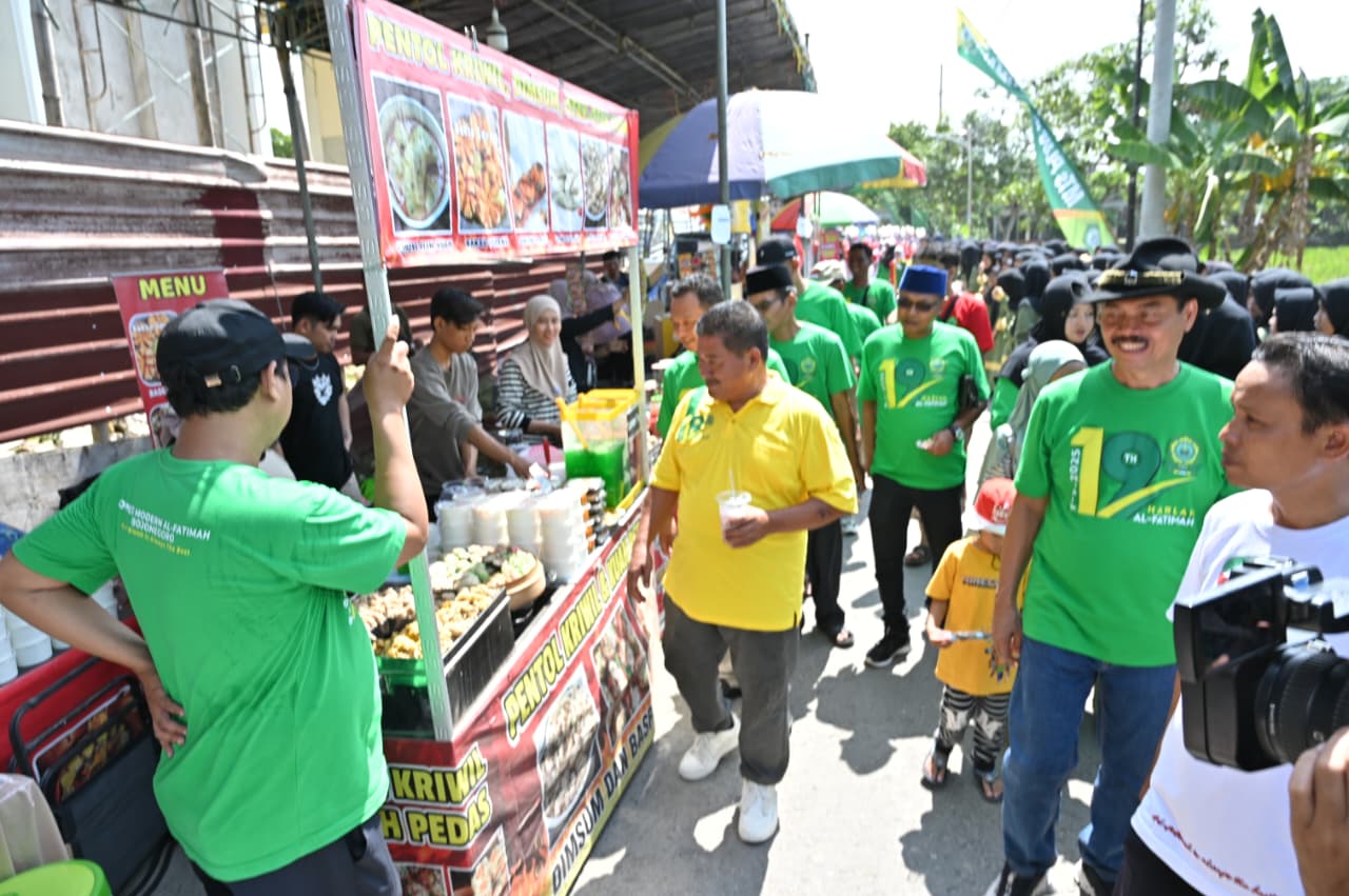 BAZAR PESANTREN : KH Tamam Syaifuddin mengunjungi stand bazar UMKM Harlah ke 19 Al Fatimah.