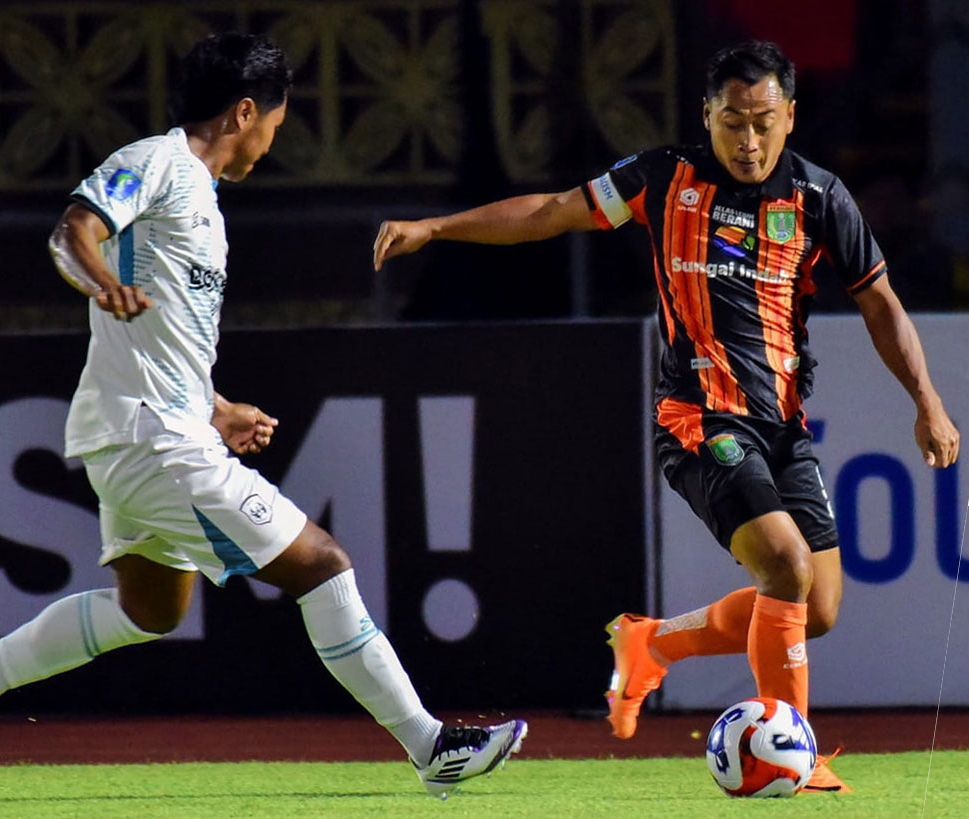 GAGAL: Samsul Arif dkk gagal meraih tiga poin pada laga perdana kontra Rans Nusantara FC pada ajang Liga 3 Nusantara di Stadion Sriwedari, Solo, Sabtu (29/11).