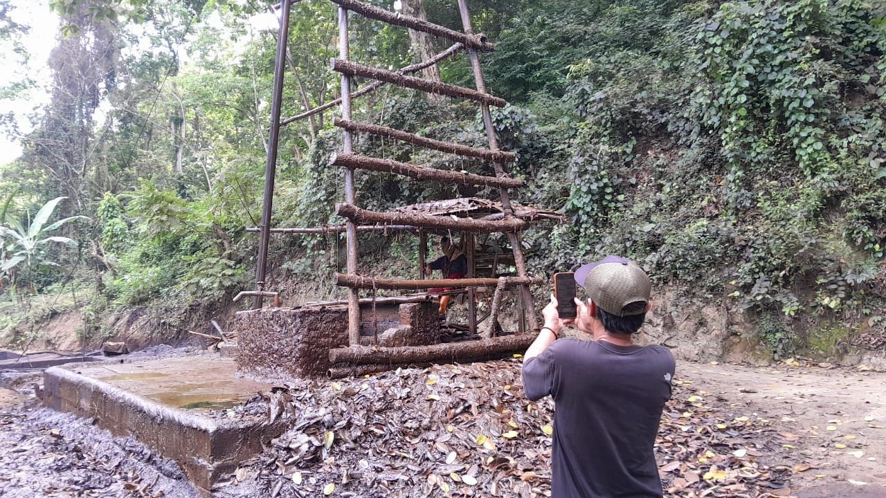 BERI PERHATIAN: Pemkab Blora memberi perhatian serius terhadap aktivitas tambang minyak ilegal yang merusak lingkungan dan mengancam keselamatan masyarakat.
