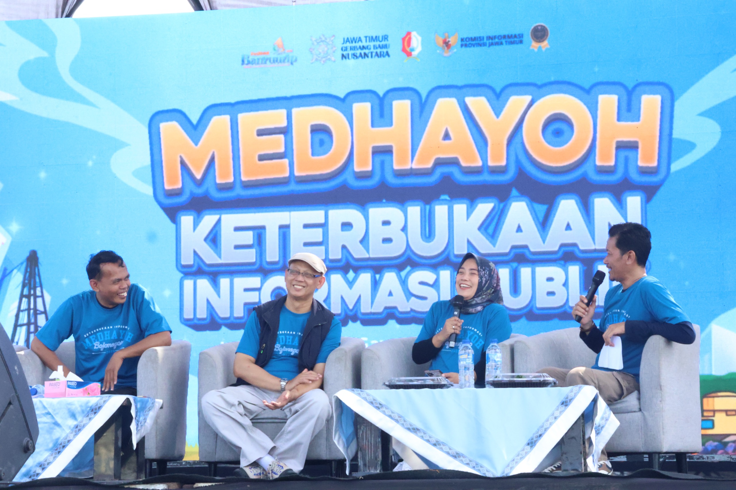 TALKSHOW: Ketua KI Jatim Edi Purwanto (paling kiri), Kepala Dinkominfo Bojonegoro Heri Widodo (tengah), dan Wakil Ketua KI Jatim Elis Yusniwati talkshow Medhayoh Keterbukaan Informasi Publik.