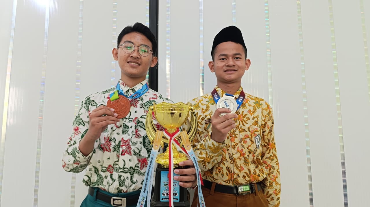 SPARTAN: Perak OMI Nasional dan Perunggu ASMOPSS Asia yang disabet siswa SMP Plus Ar Rahmat Bojonegoro.