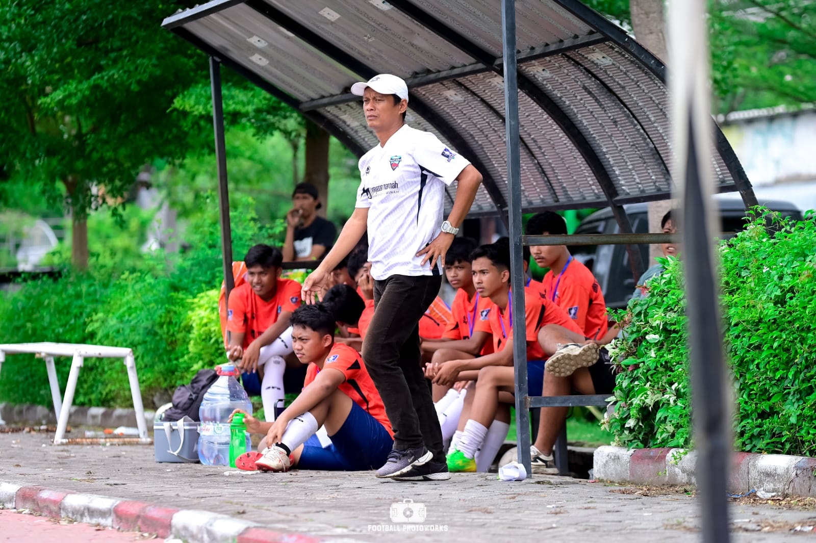 GENJOT PERSIAPAN: Alex Saputro, pelatih tim berjuluk Laskar Rajekwesi menggelar seleksi pemain minggu lalu. Terdapat sekitar 78 pemain mengikuti seleksi dan terjaring 28 pemain,