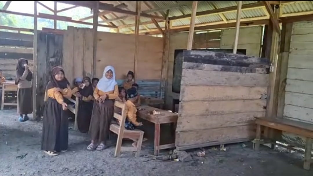 BERLANTAI TANAH: Siswa MI Subulul Huda Desa Napis Kecamatan Tambakrejo sekolah dengan lantai tanah.