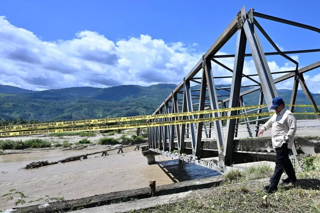 Prabowo Subianto meninjau lokasi Jembatan Pantai Dona yang putus akibat banjir bandang di Semadam, Kabupaten Aceh Tenggara, Aceh, Senin (1/12/2025).
