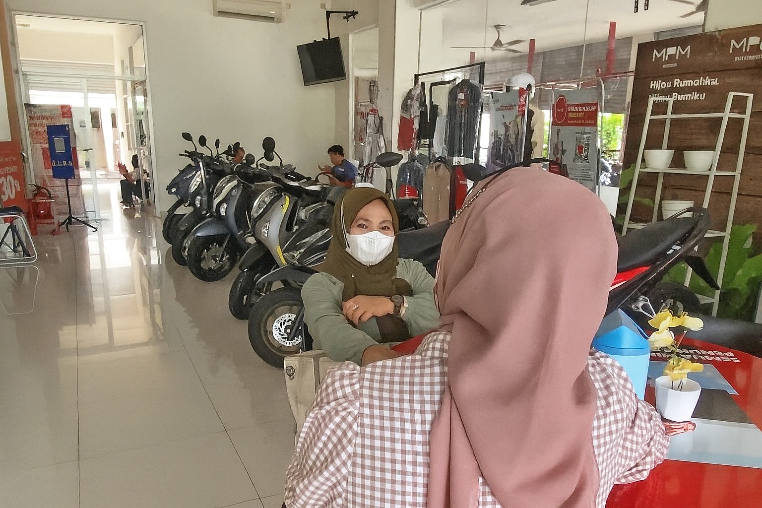 MOTOR: Pembeli sedang berinteraksi dengan sales di salah dealer sepeda motor Honda.