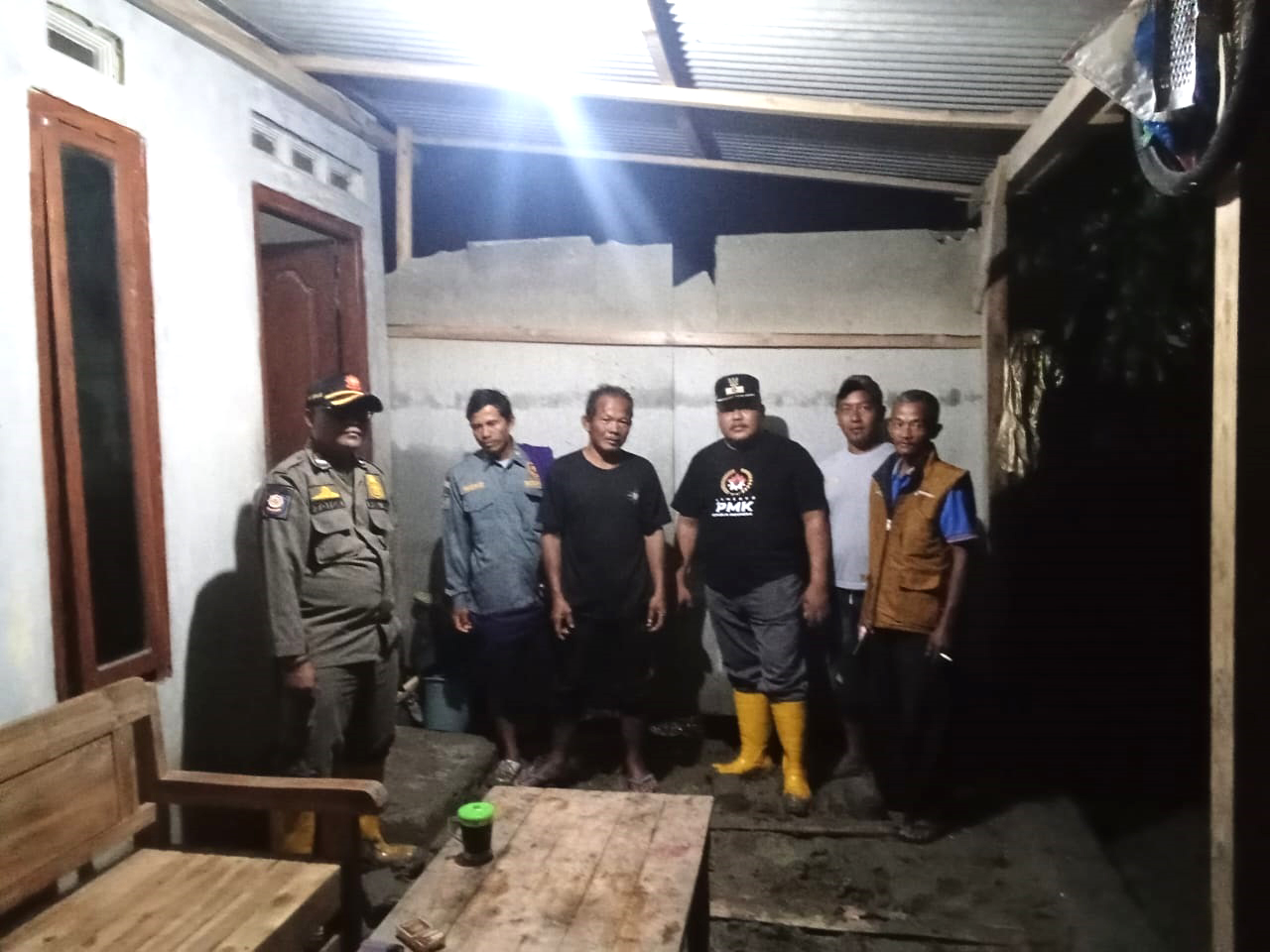 TERDAMPAK: Tim gabungan BPBD Bojonegoro salurkan sembako kepada warga yang terdampak banjir luapan Sungai Kaliwekas di Desa Bobol, Kecamatan Sekar.