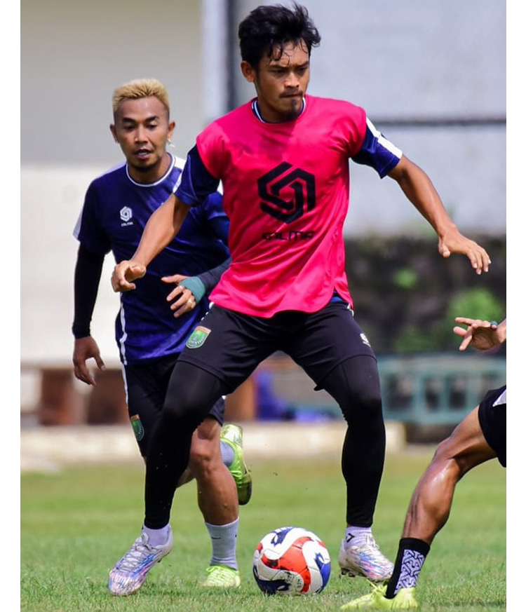 FOKUS MENANG: Skuad Persibo latihan rutin di Lapangan Pabelan, Sukoharjo dan mematangkan strategi menghadapi laga kedua kontra Persikutim Kutai Timur, Kamis malam ini (4/12).