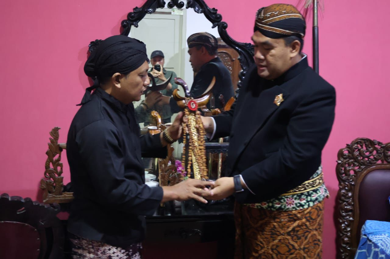RAWAT BUDAYA: Bupati Blora, Arief Rohman menyerahkan pusaka kepada panitia penjamasan.