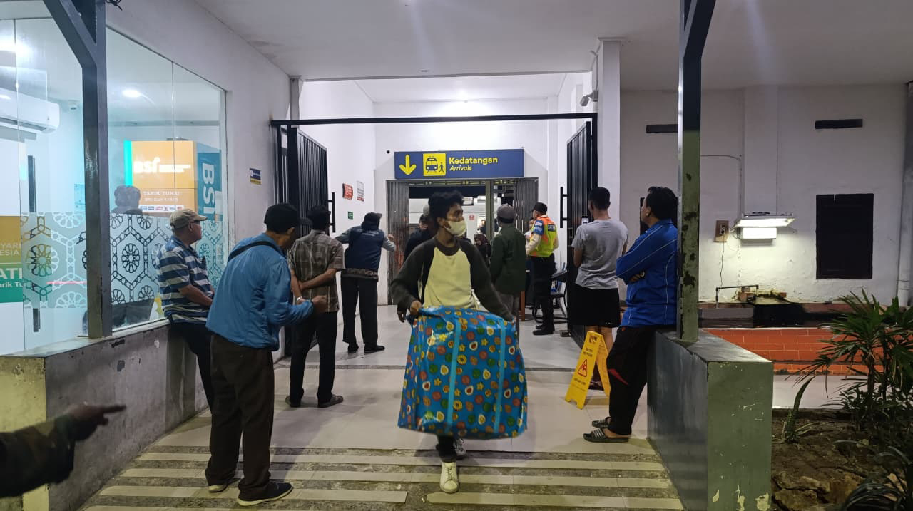 TURUN DI STASIUN: Penumpang KA saat turun  di Stasiun Bojonegoro, menjelang Nataru, PT KAI bakal tambah kereta.