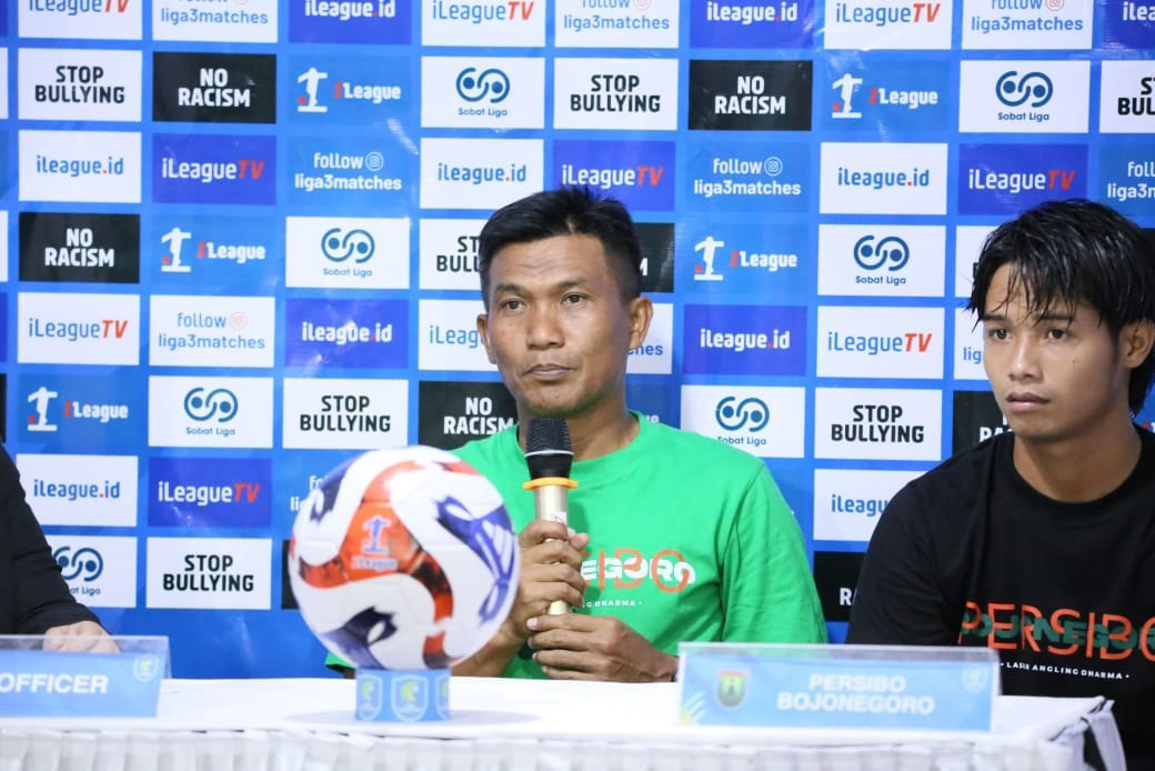 KONFERENSI PERS: Asisten Pelatih Persibo Agus Supriyanto, dan pemain Zardan Aroby, usai laga melawan Persikutim, Kamis (4/12).