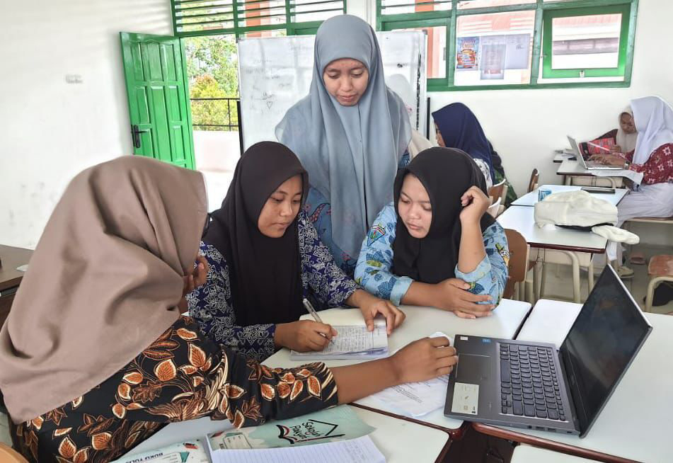 BELAJAR: Kegiatan belajar mengajar di Sekolah Rakyat Menengah Atas 18 Blora untuk sementara menggunakan laptop dan smartboard.