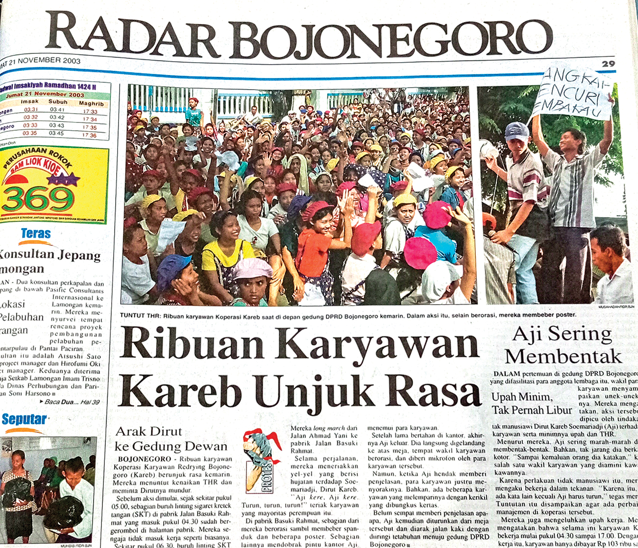 DEMONSTRASI: Ribuan karyawan Koperasi Kareb berunjuk rasa pada 20 November 2003 silam, menuntut kenaikan THR dan meminta dirut mundur.