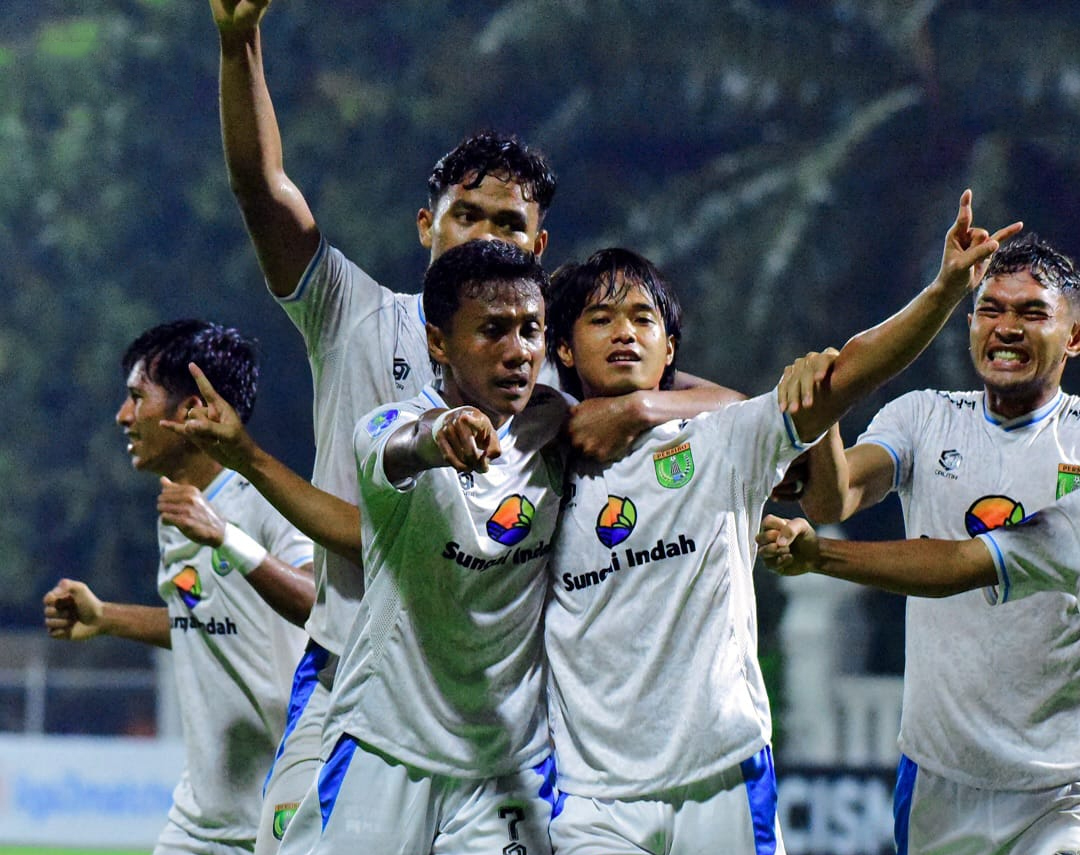 SELEBRASI: Zardan Aroby (kanan) merayakan golnya bersama Revan Djibril. Aroby berhasil mencetak gol spektakuler dengan bicycle kick ke gawang Persikutim dan membawa Persibo meraih tiga poin perdana.