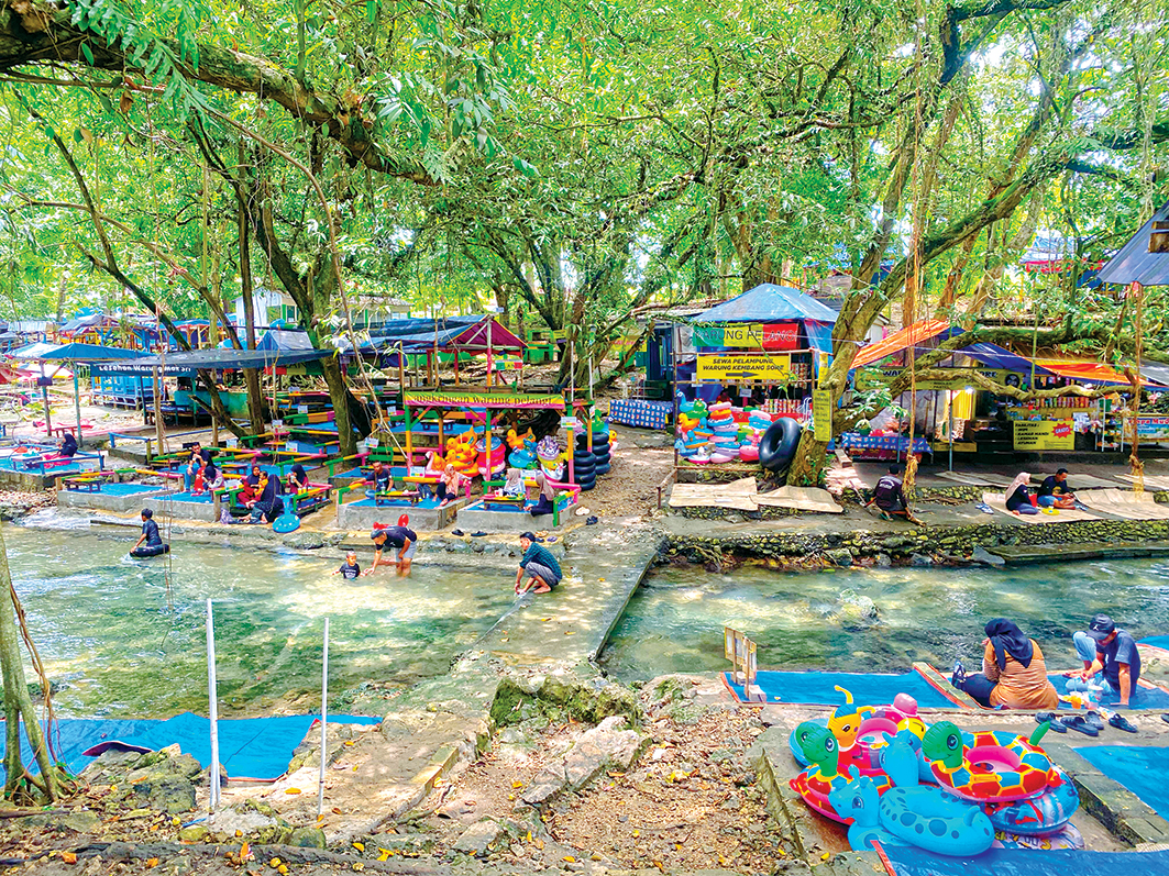BERMAIN AIR: Pengunjung wisata grogolan bermain air, saat musim hujan terancam banjir bandang.