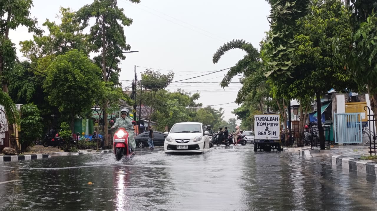 GENANGAN: Setiap hujan deras mengguyur wilayah Kecamatan Bojonegoro Kota, Jalan Panglima Sudirman menjadi salah satu ruas jalan yang bisa dipastikan akan tergenang.