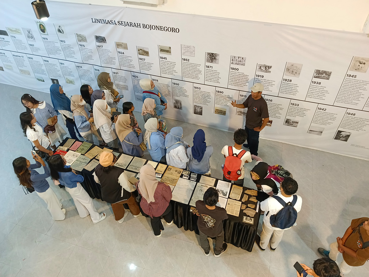 BELAJAR: Puluhan pengunjung Bolo Fest sedang fokus menyimak penjelasan tentang sejarah Bojonegoro dari masa ke masa di Bojonegoro Creative Hub (BCH), Sabtu (6/12).