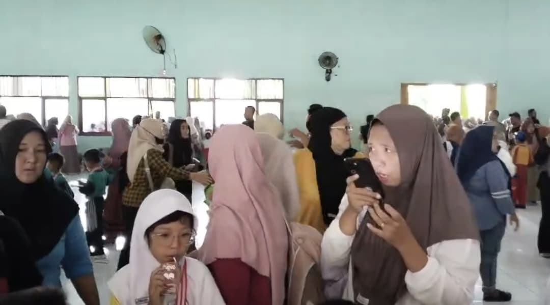 PANIK: Para orang tua dan anak yang ikut Olimpiade Matematika panik ketika berdesak-desakan di dalam Gedung Serbaguna, kemarin (7/12).