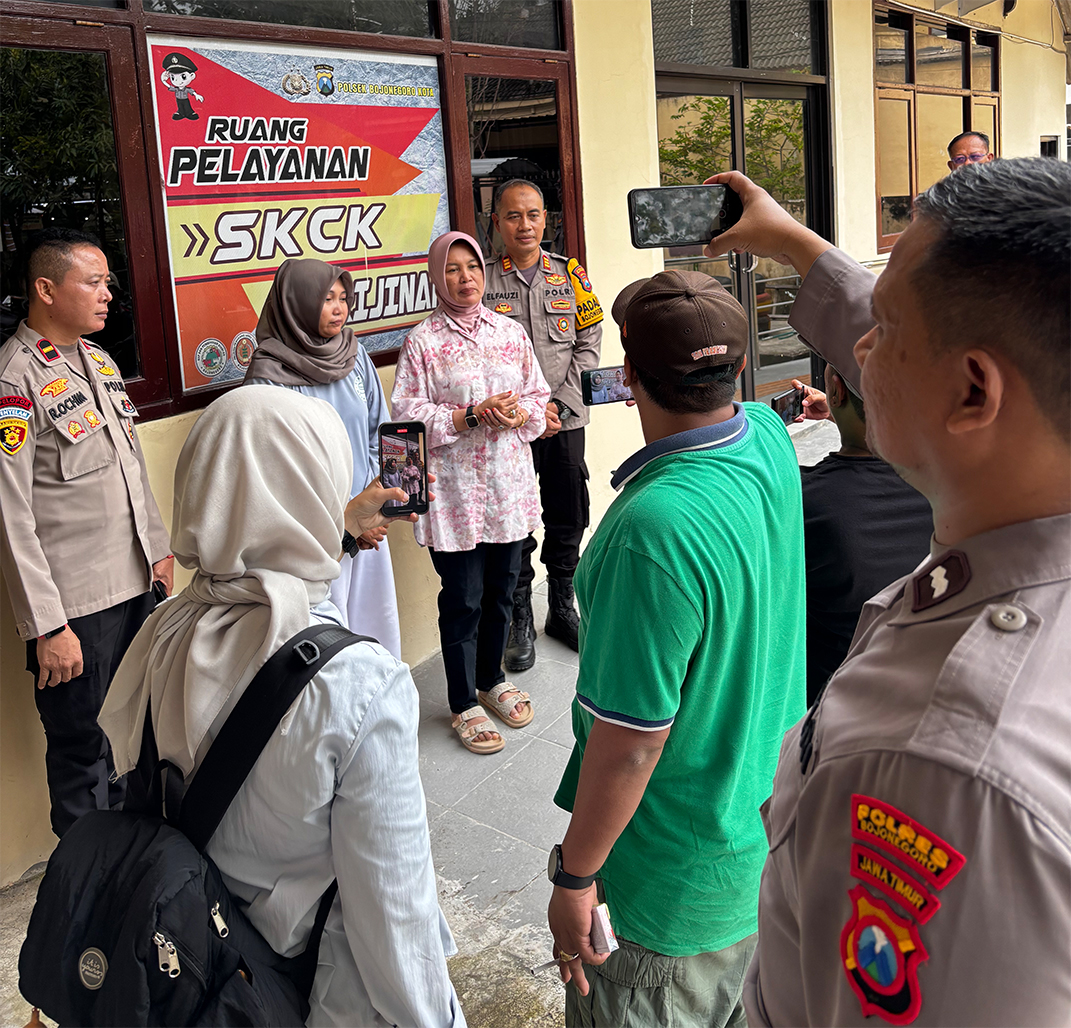 PEMERIKSAAN: Wakil Bupati Bojonegoro Nurul Azizah hadir saat pihak penyelenggara Olimpiade Matematika yang ricuh jalani pemeriksaan di Mapolsek Kota.