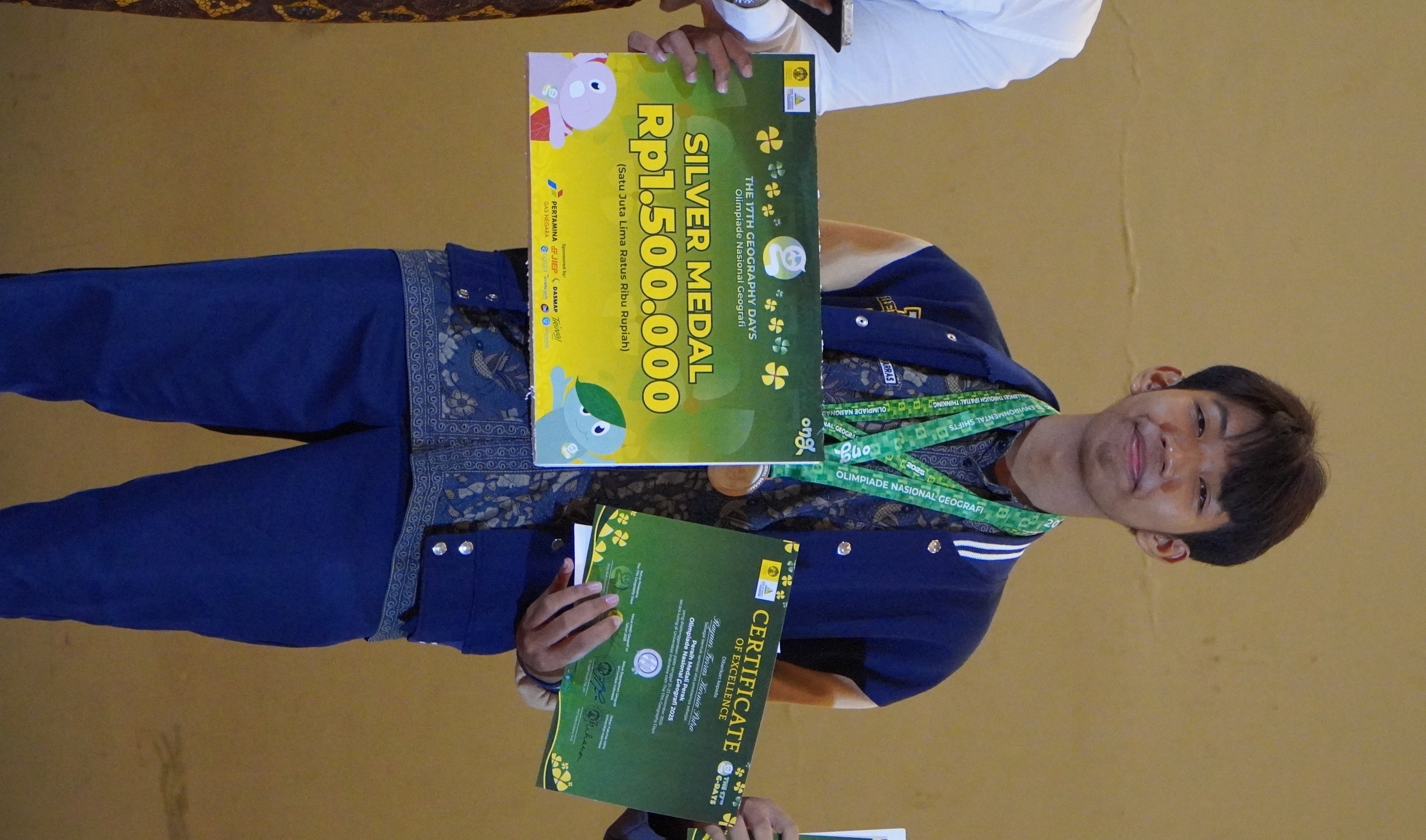 MEMBANGGAKAN: Raynar Farras Kurnia Putra berhasil meraih Medali Perak Olimpiade Nasional Geografi FMIPA UI 2025.