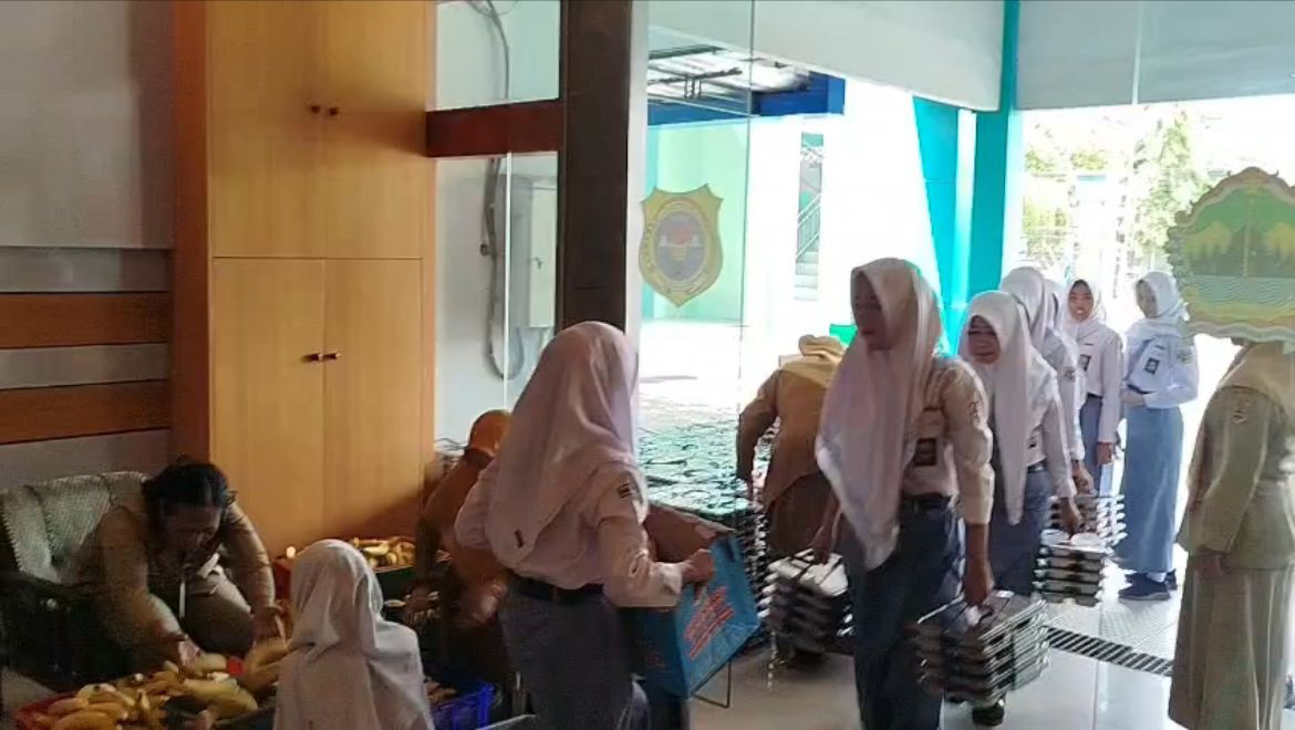 DISTRIBUSIKAN MBG LAGI: SPPG  Dapur Percontohan Blora kembali beroperasi setelah mendapatkan pencairan dana dari pusat beberapa hari yang lalu.