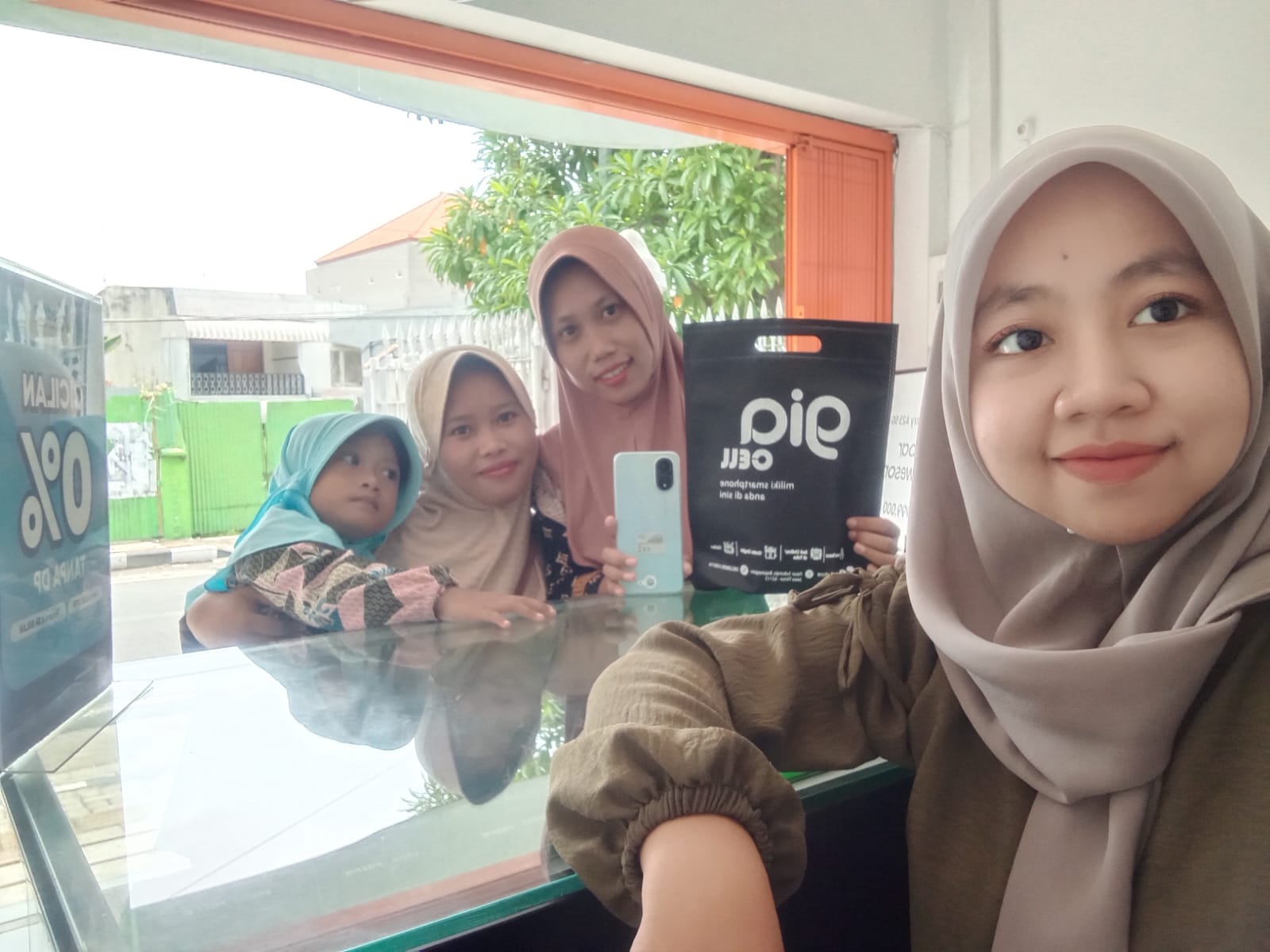 BELI HP: Konsumen sedang beli HP di salah satu konter Bojonegoro.
