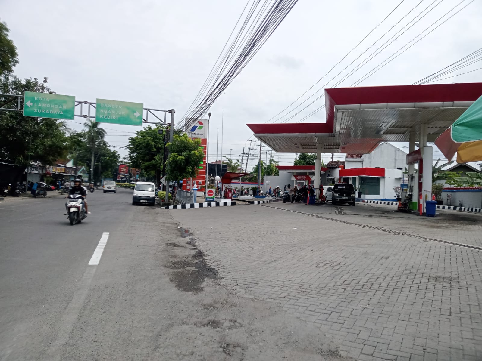 RUTIN PENGECEKAN: Setiap SPBU di Bojonegoro rutin melakukan pengecekan kualitas BBM.