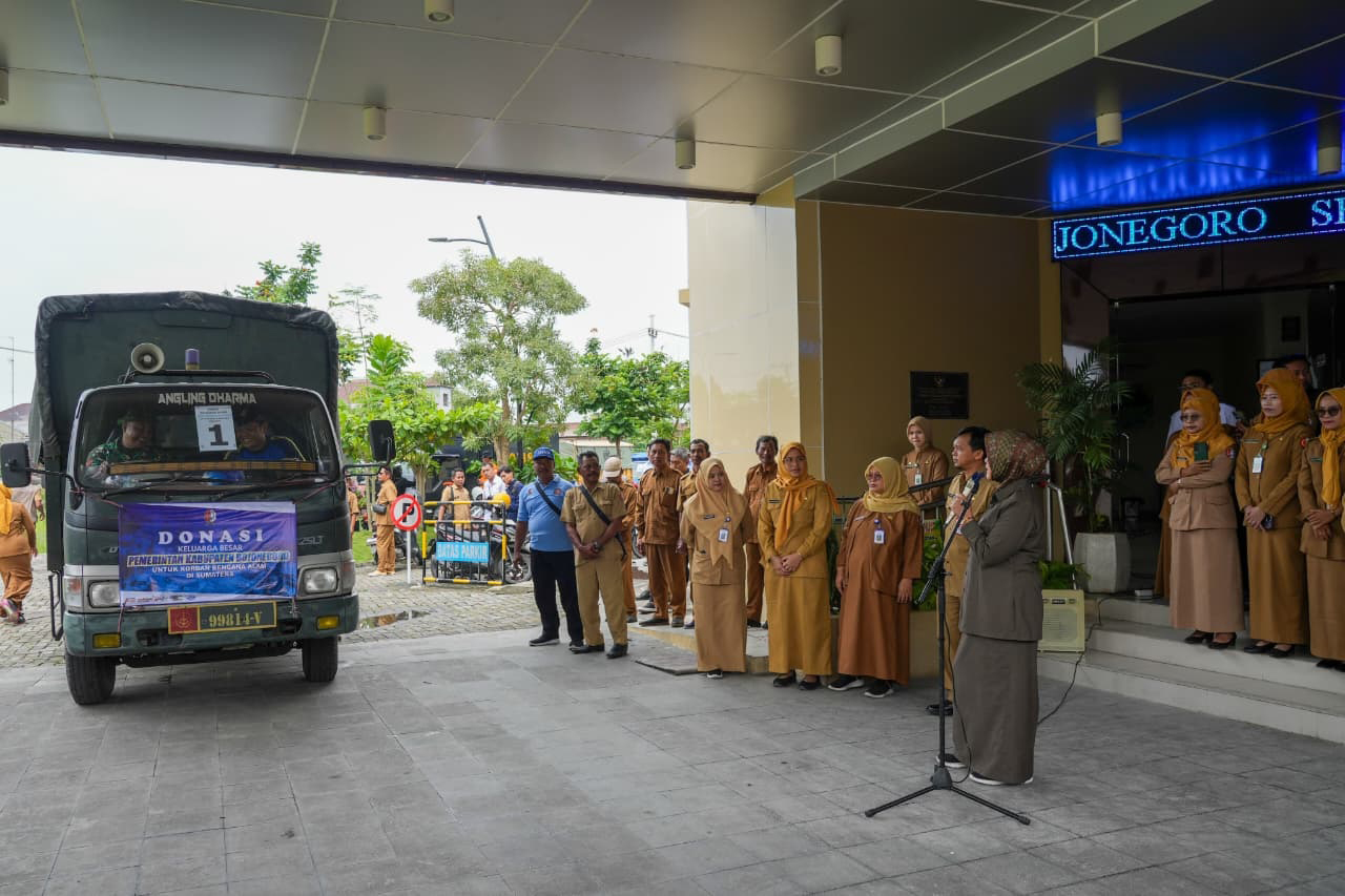 GERAKAN HATI: Wabup Nurul Azizah berangkatkan 18 truk bantuan untuk korban banjir di Sumatera.