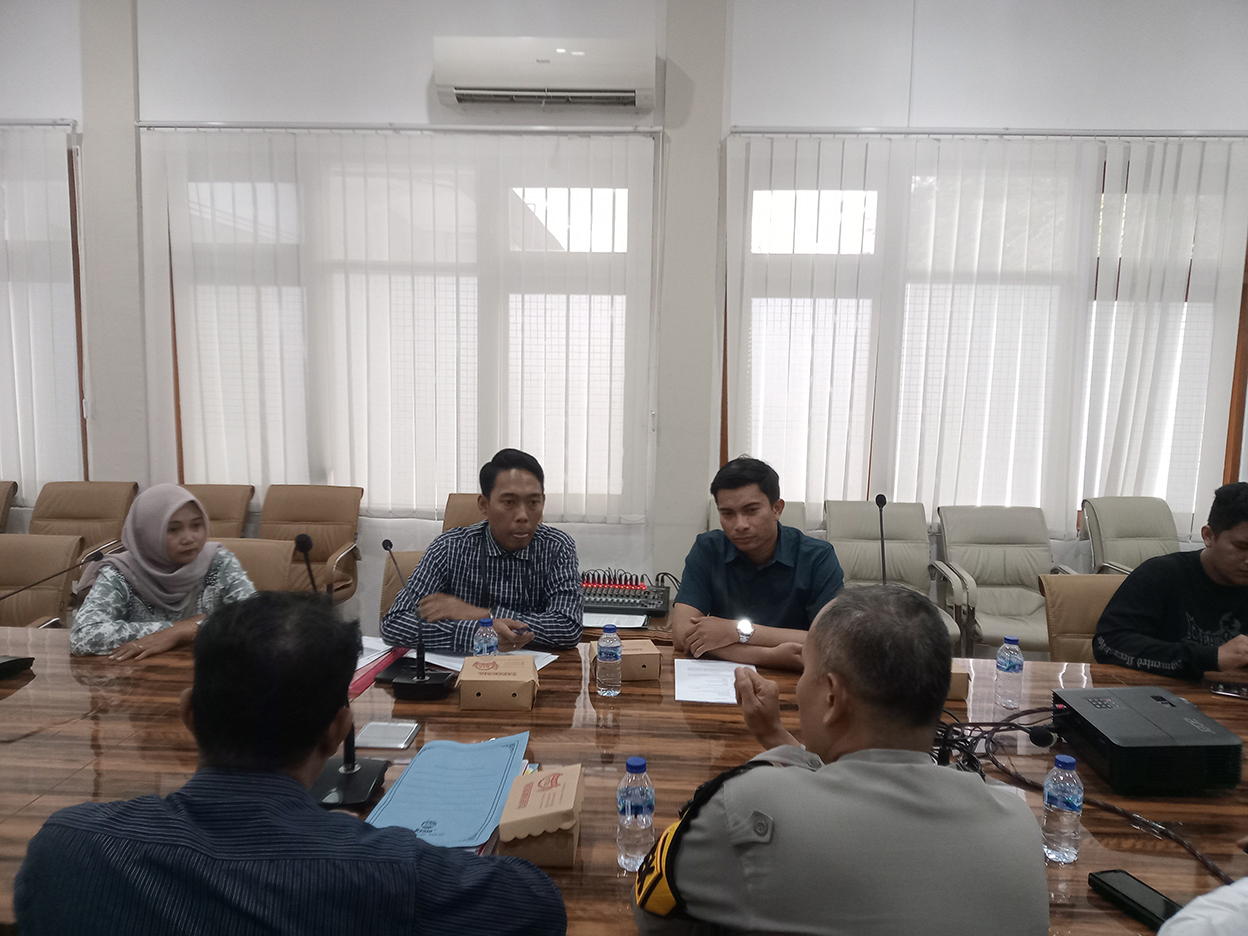 CARI SOLUSI: Wabup Nurul Azizah memimpin musyawarah tentang olimpiade matematika yang berakhir kisruh. Dipastikan penyelenggara tak kantongi izin.