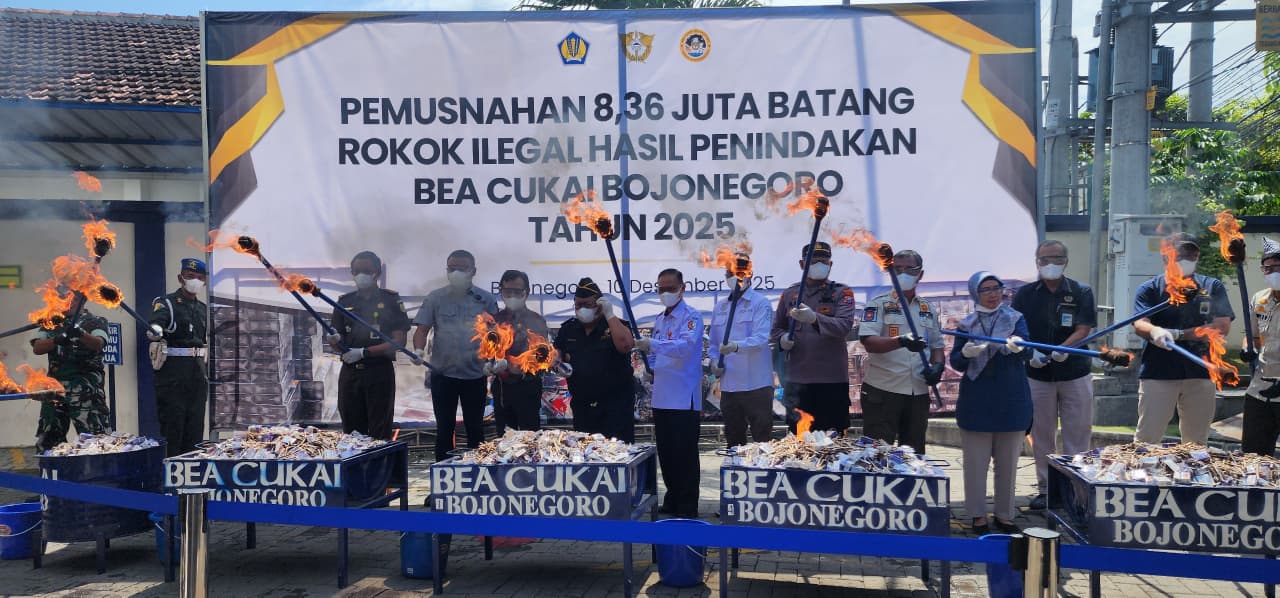 DIMUSNAHKAN : Petugas Bea Cukai Bojonegoro memusnahkan 8 juta batang rokok ilegal.