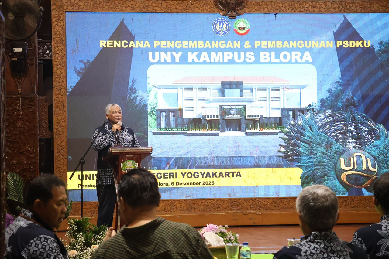 MATANGKAN REALISASI: Rektor UNY, Sumaryanto memaparkan rencana pembangunan kampus lima lantai PSDKU UNY di Blora tahun depan.