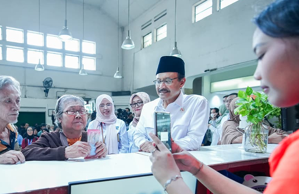 Gus Ipul tinjau penyaluran Bansos BLTS.