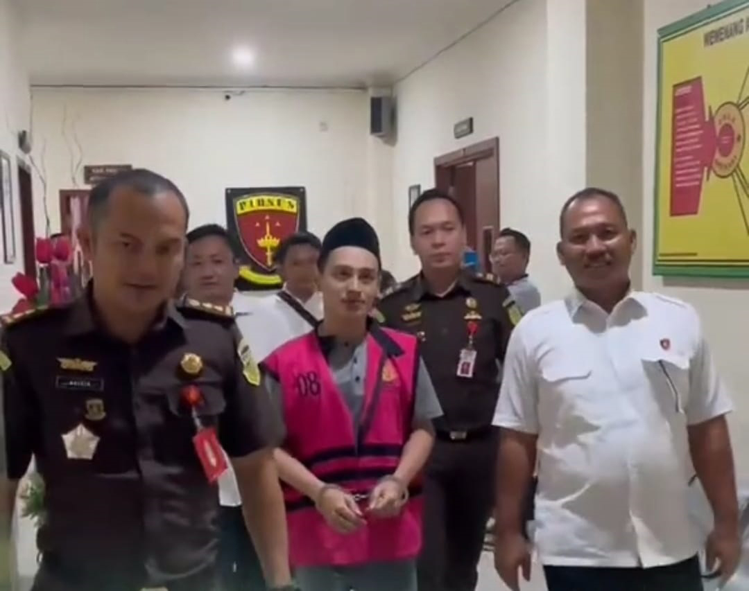 DIPROSES HUKUM: Tersangka saat mengenakan rompi tahanan kejari kemarin. Bendahara Desa Samberan, Kecamatan Kanor ini diduga menggelapkan uang APBDes sekitar Rp 390 juta.