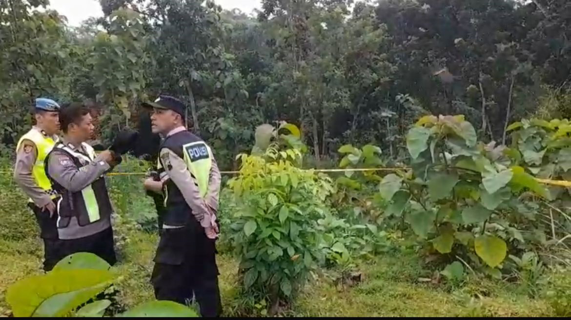 PROSES PENCARIAN:  Lima santri dari delapan santri diduga tenggelam di Sungai Lusi belum ditemukan.
