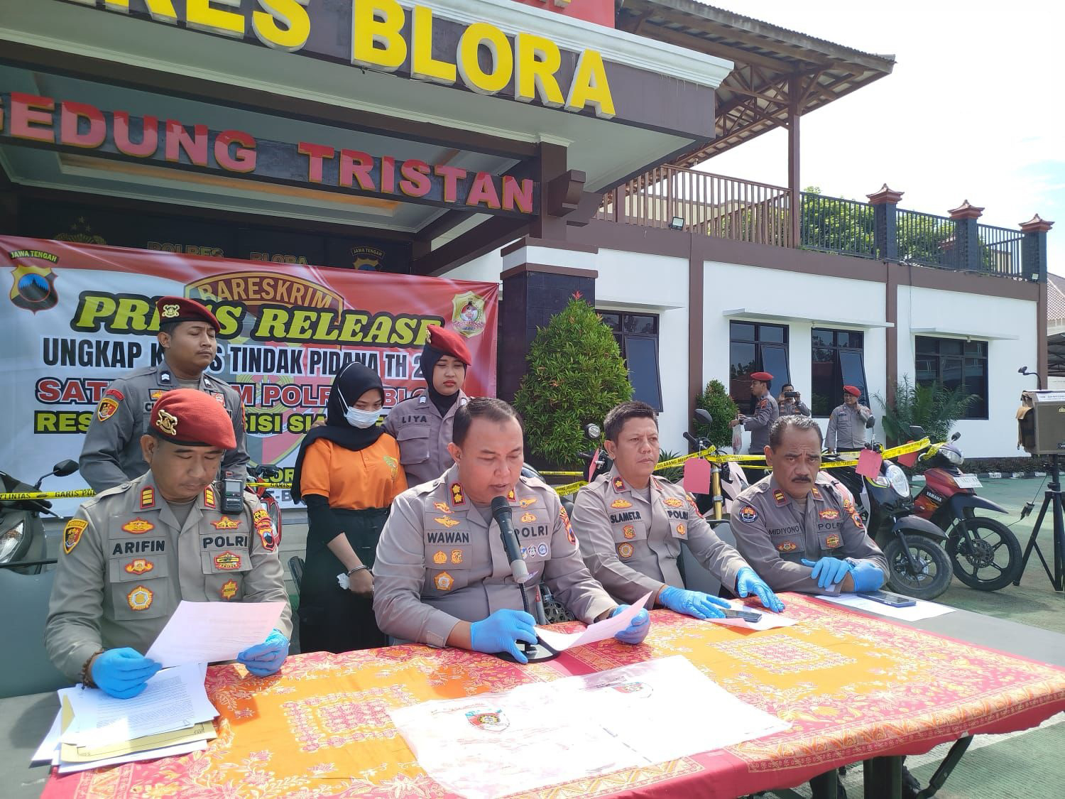 TERTUNDUK MALU: Mahasiswi berinisial F, 21, terancam hukuman sepuluh tahun penjara atas kasus aborsi.