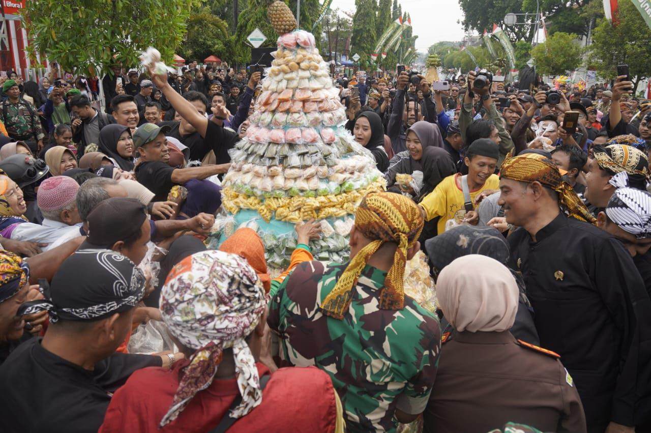 ANTUSIAS: Ratusan warga antusias mengikuti prosesi rangkaian acara Hari Jadi Blora ke-276.