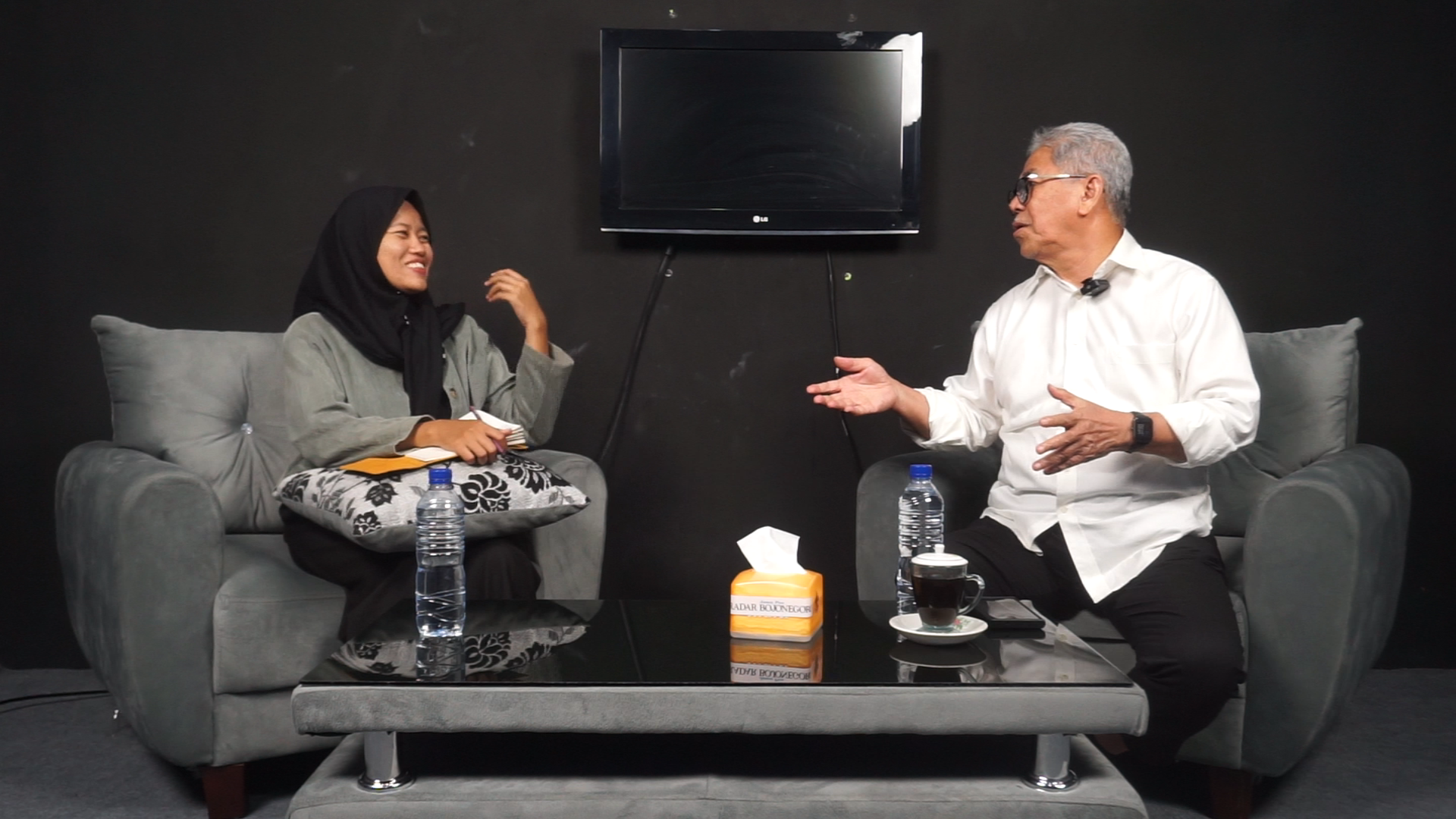 Penasihat Penasihat Menteri Desa & Pembangunan Daerah Tertinggal (Mendes PDT), Zainuddin Maliki saat berkunjung ke studio Podcast Radar Bojonegoro pada Oktober. (Dok. Radar Bojonegoro)