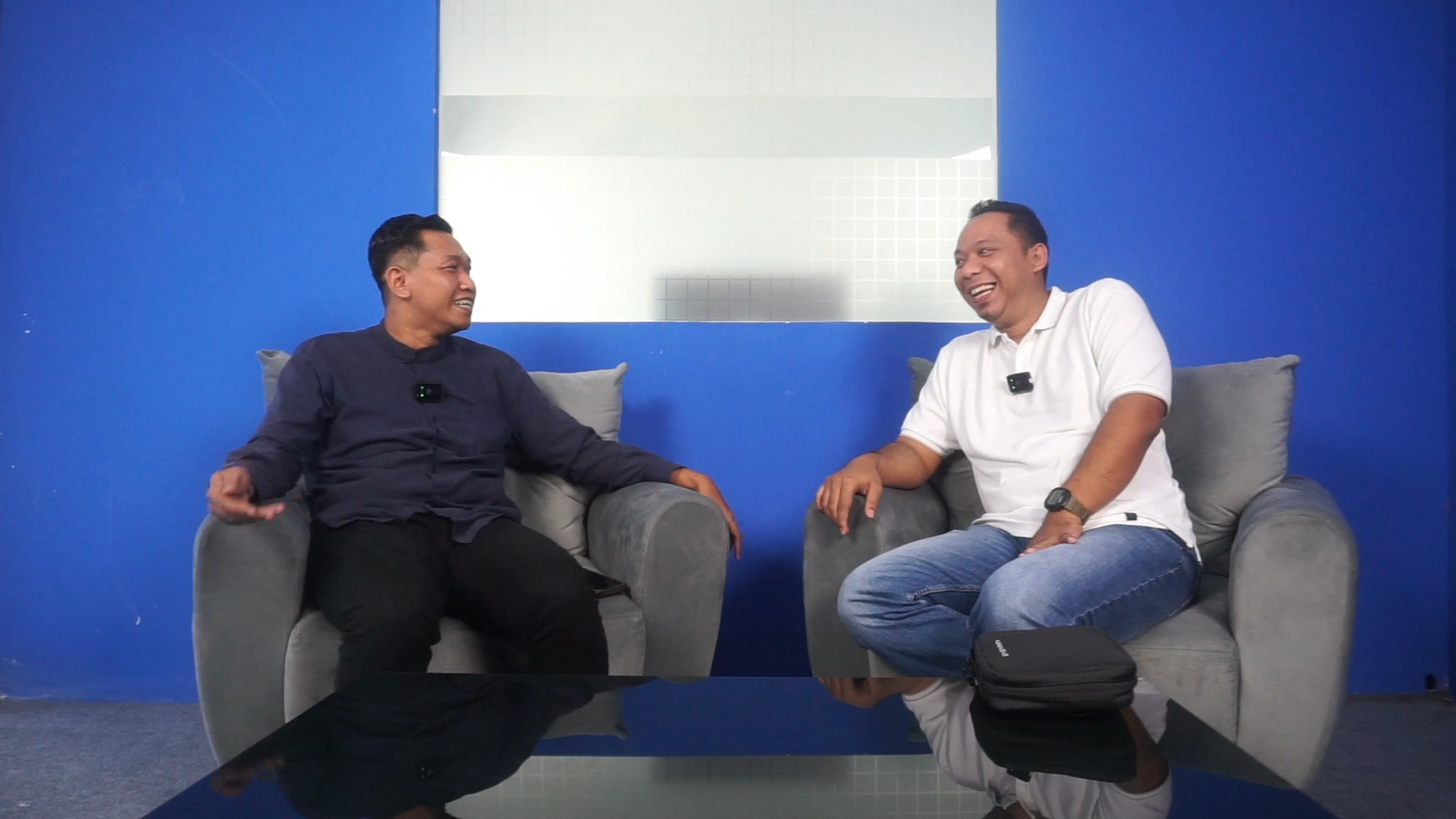 Ketua Komite Ekonomi Kreatif (KEK) Bojonegoro, M. Alfianto saat berkunjung ke studio Podcast Radar Bojonegoro pada November lalu. (Dok. Radar Bojonegoro)