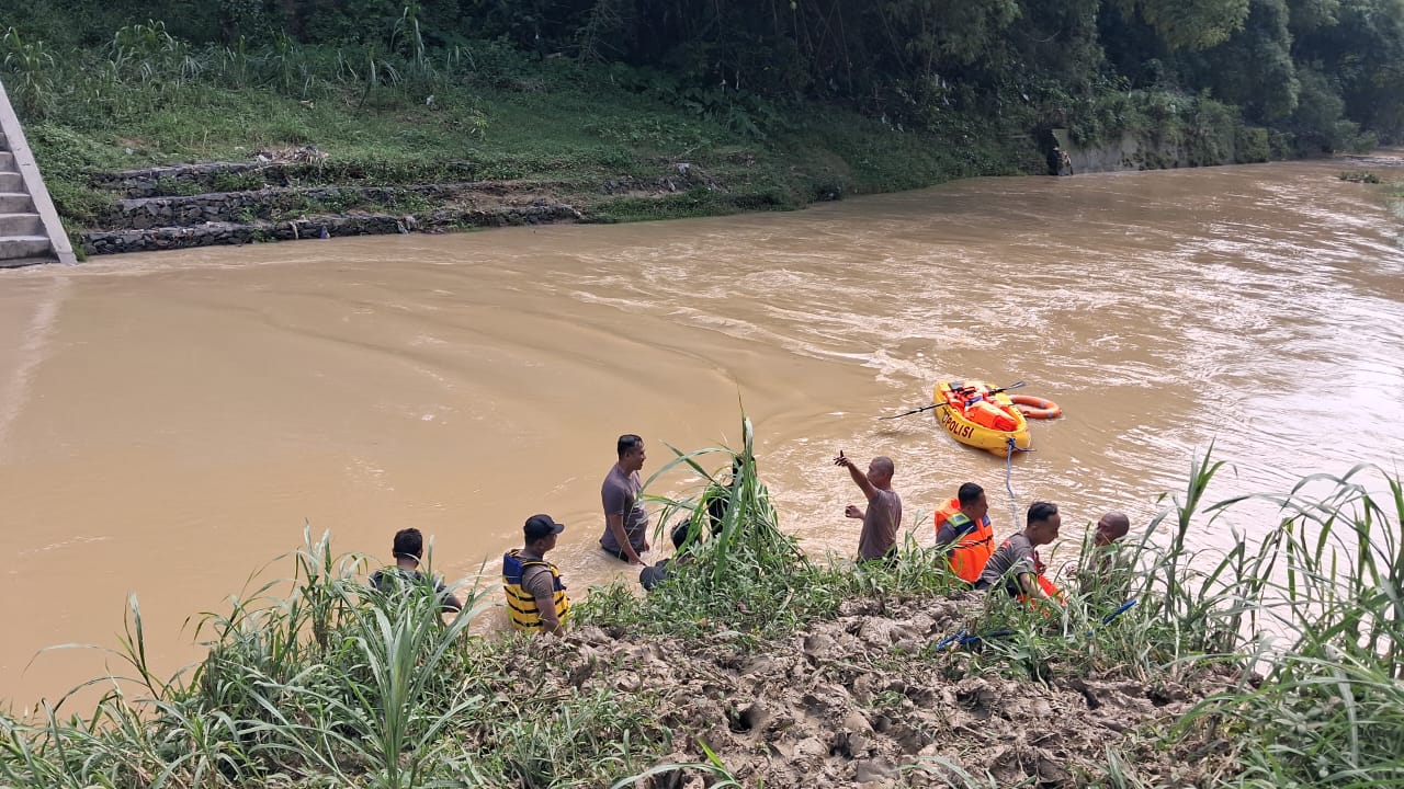 PENCARIAN: Tim SAR Gabungan Blora proses pencarian sisa empat korban tenggelam di Sungai Lusi, Kamis (11/12/2025).