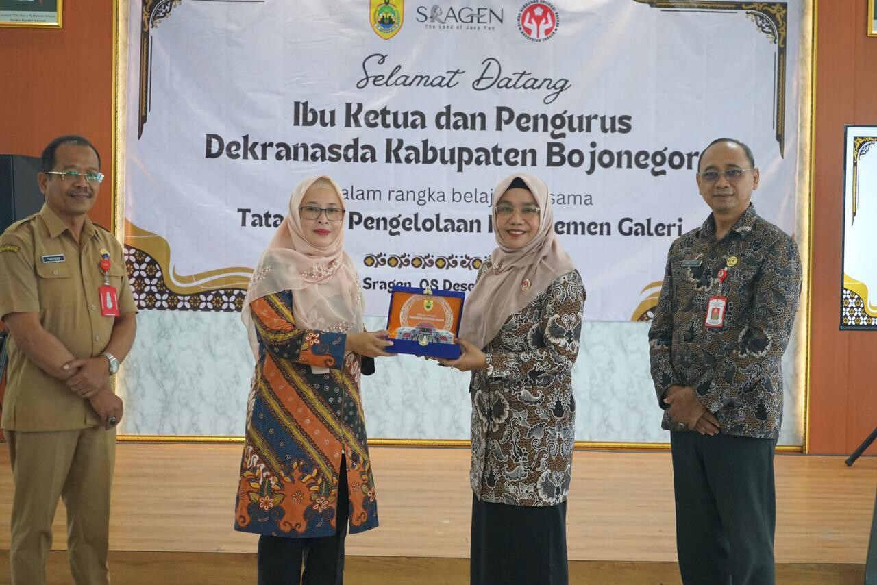 KOLABORASI: Dekranasda Bojonegoro studi tiru ke Dekranasda SIKK Sragen Senin (8/12). Tujuannya membuka ruang kolaborasi dan sinergi dengan pihak luar.