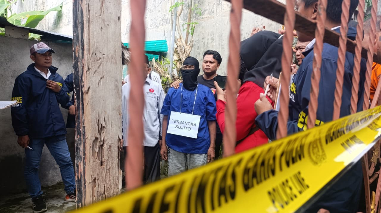 DIVONIS MATI: Sujito terdakwa kasus pembunuhan jemaah Subuh di Kecamatan Kedungadem saat menjalani rekonstruksi, sesuai sidang di PN Bojonegoro kemarin (11/12), divonis mati.