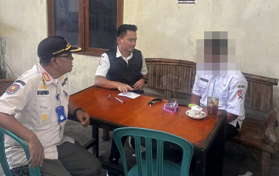 RAZIA: BKPP dan Satpol PP Bojonegoro lakukan razia ASN yang ngopi ketika jam kerja.