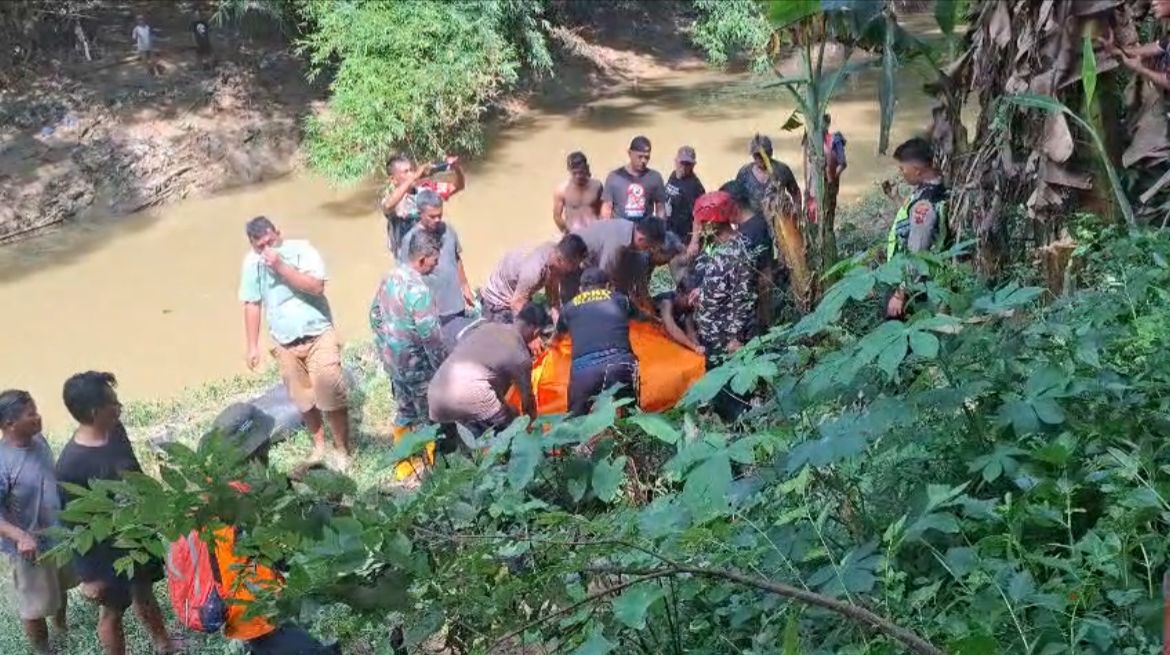 EVAKUASI: Tim SAR Gabungan Blora telah menemukan dan mengevakuasi lima dari total delapan santriwati yang tenggelam di Sungai Lusi, Jumat (12/12).