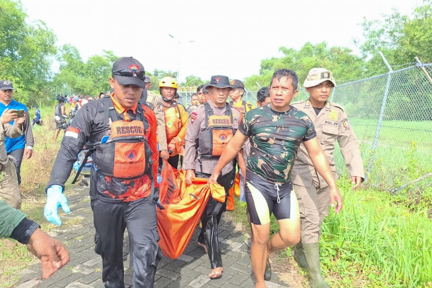 EVAKUASI: Petugas gabungan mengavakuasi korban tenggelam di Embung Gayam.