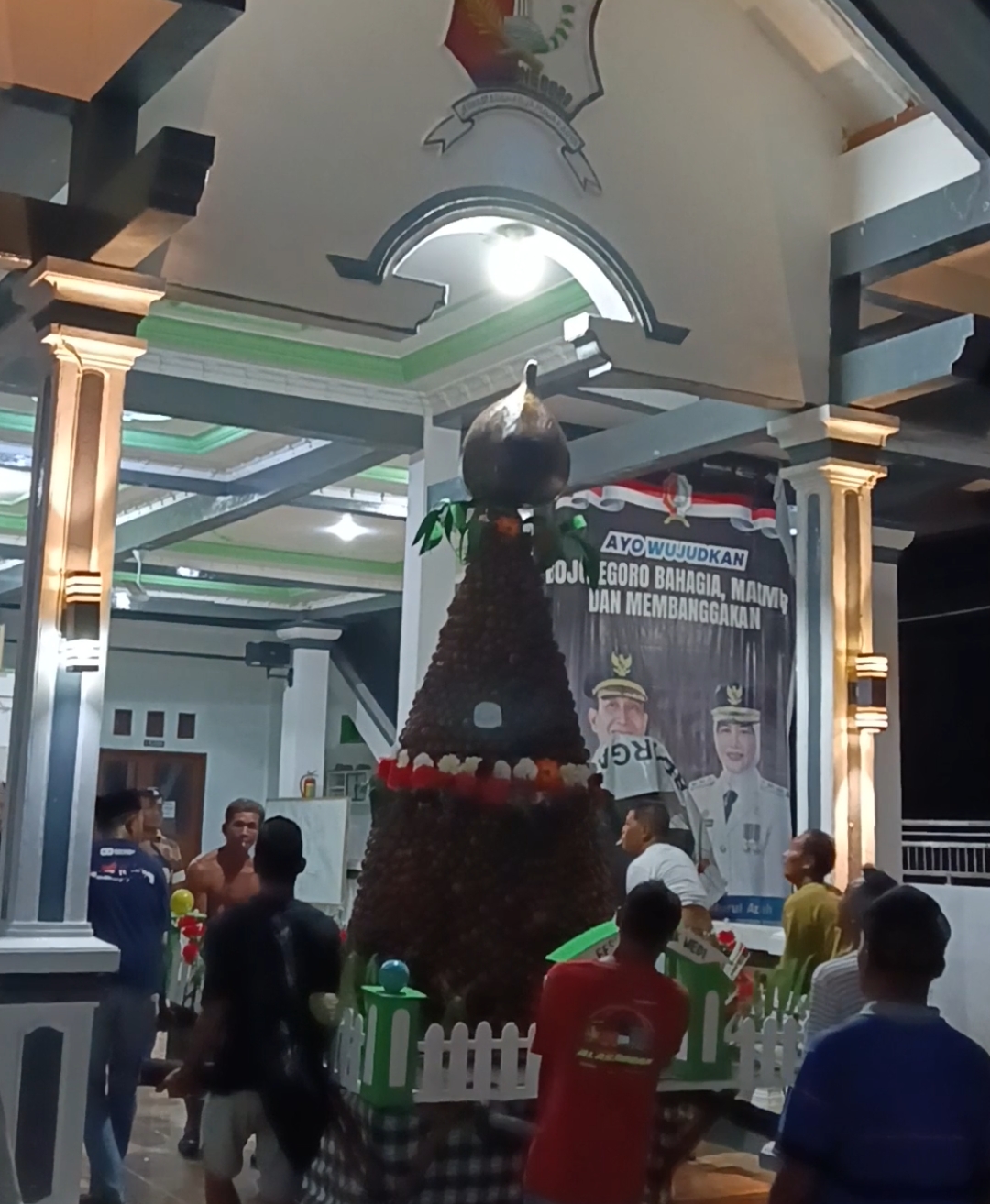 SIAP DIKIRAB: Maskot gunungan salak wedi siap dikirabn keliling desa