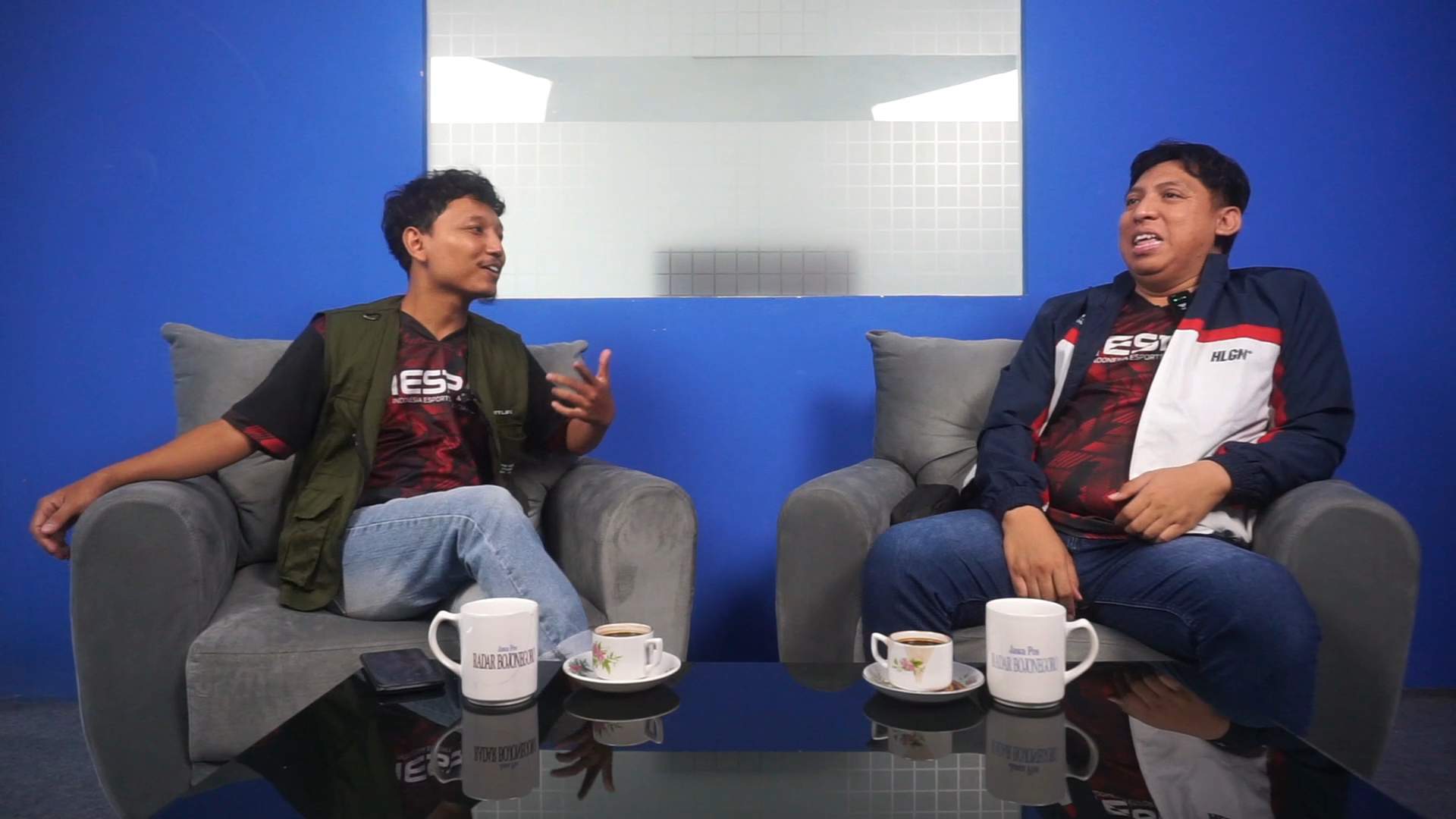 Ketua IESPA Bojonegoro, Iwan Syarozi saat berkunjung ke studio Podcast Radar Bojonegoro (7/12).
