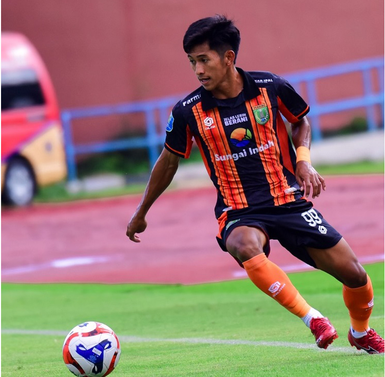 MENANG: Oscar Novangga bek kiri Persibo tampil solid dalam laga menghadapi Persika pada Jumat (12/12) lalu. Oscar turut mengantarkan The Giant Killer meraih tiga poin.
